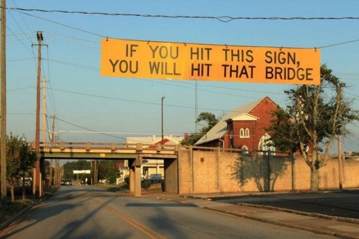 10. Een handige waarschuwing: "Als je dit bord raakt, raak je ook die brug"