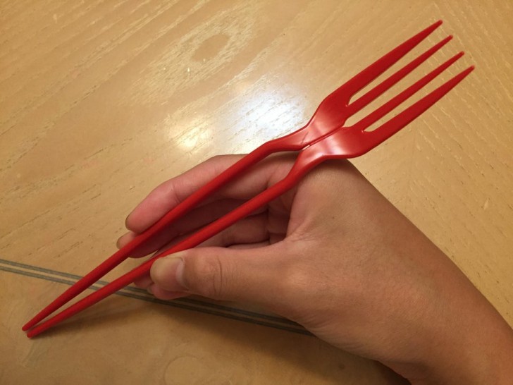 12. Een zeer merkwaardige "hybride" tussen een vork en eetstokjes, om iedereen tevreden te stellen