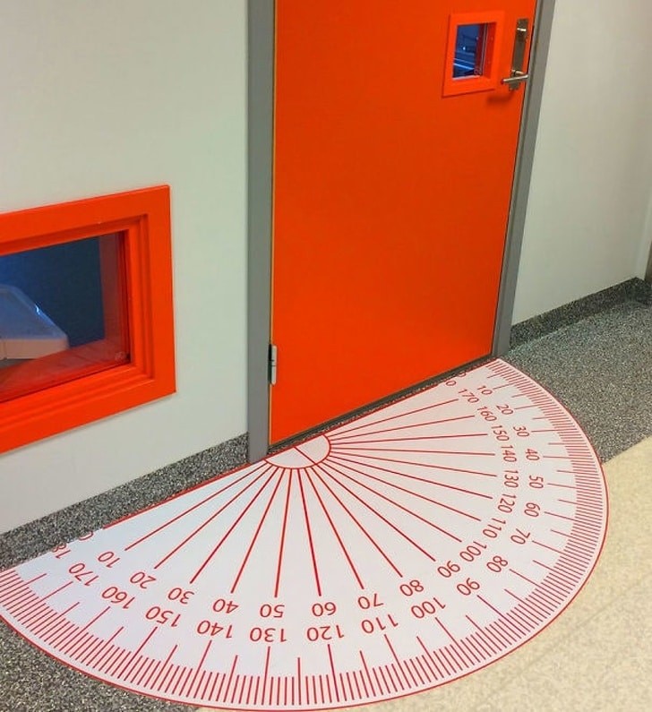 4. Een wiskundelokaal met zo'n deur zorgt ervoor dat je zeker naar binnen wilt!