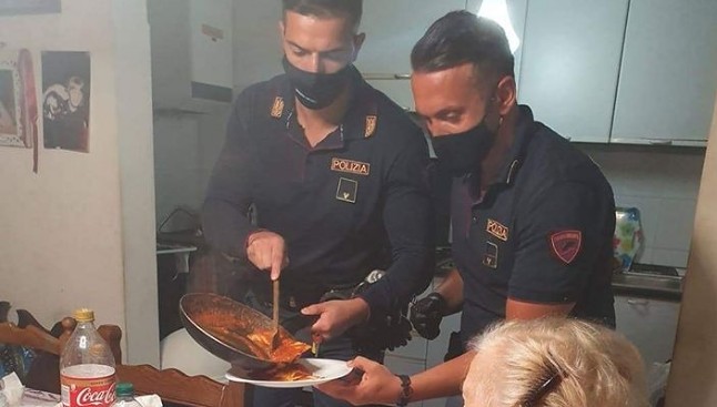 Una anciana no logra cocinar y pide ayuda: 2 policías llegan y le preparan la cena - 1