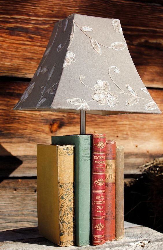 3. Per creare una lampada si possono anche sistemate i libri in verticale