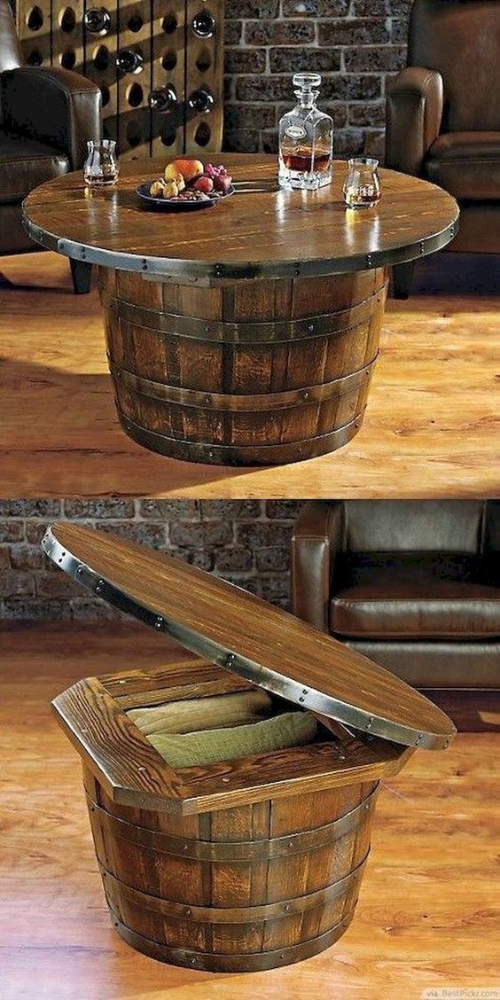 Un tavolino in legno per sorseggiare un drink in tutto relax e tranquillita...