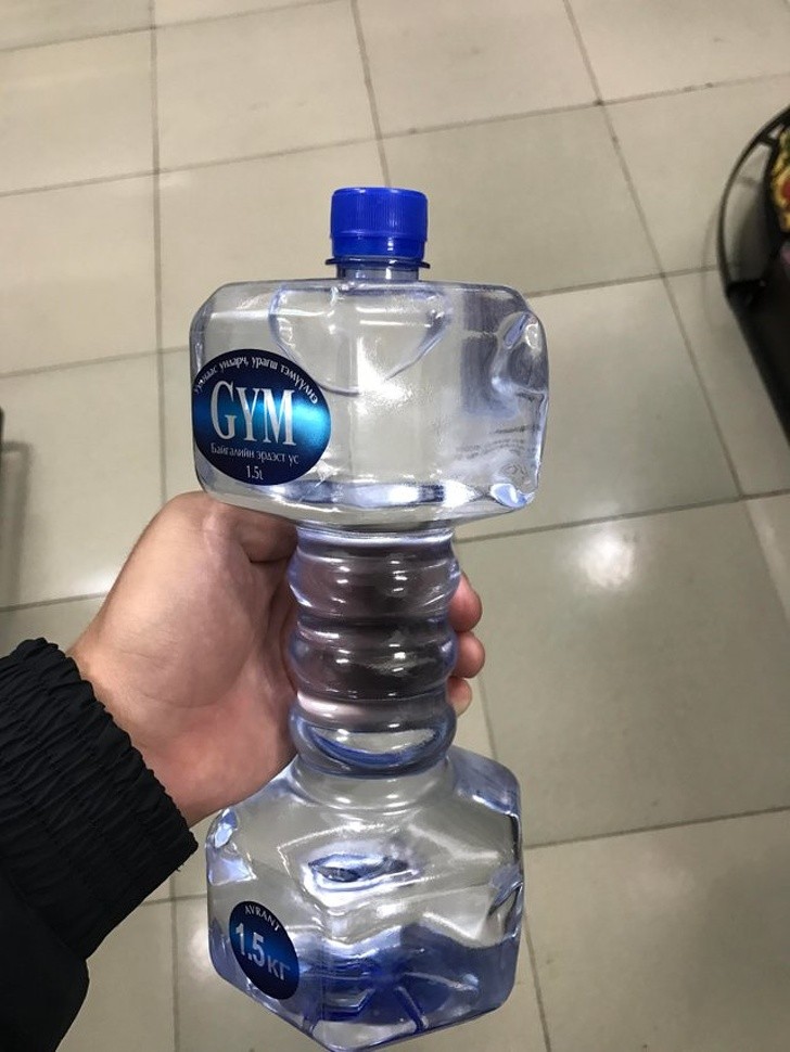 1. Una bottiglia di acqua minerale a forma di manubrio: un modo simpatico per allenarsi in ogni situazione...e restare idratato!