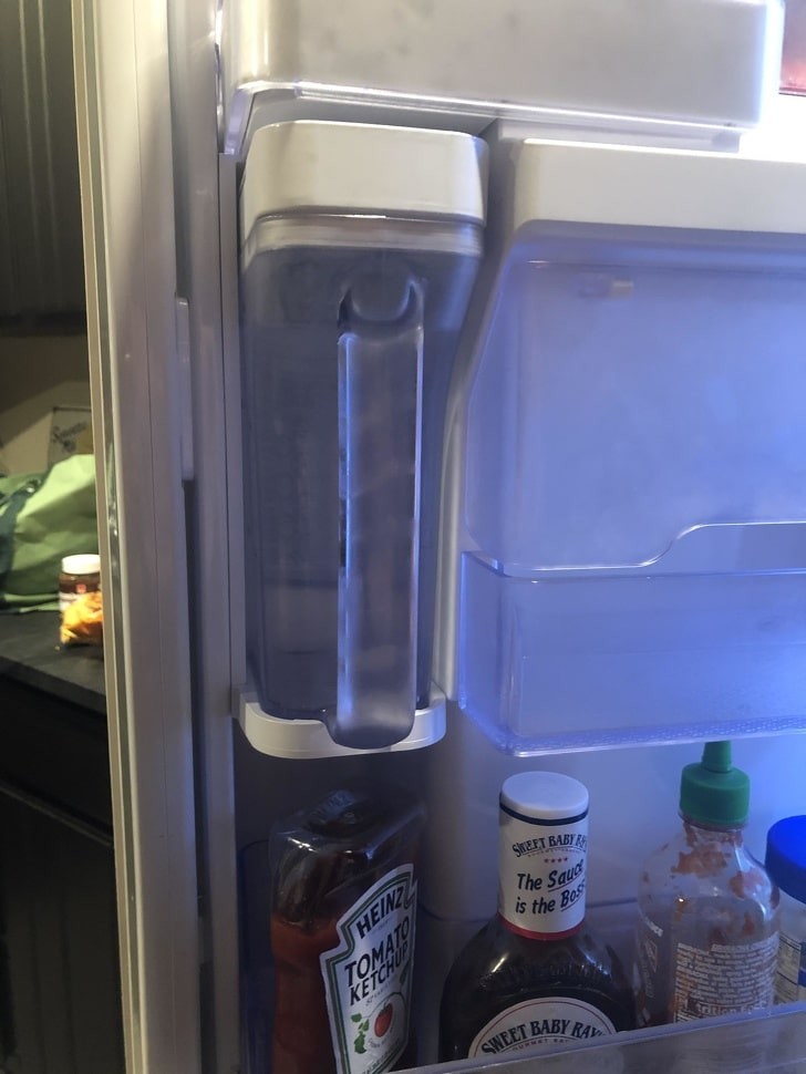 12. Dieser Kühlschrank verfügt über einen integrierten Krug, der nützlich ist, um das Wasser immer frisch zu halten