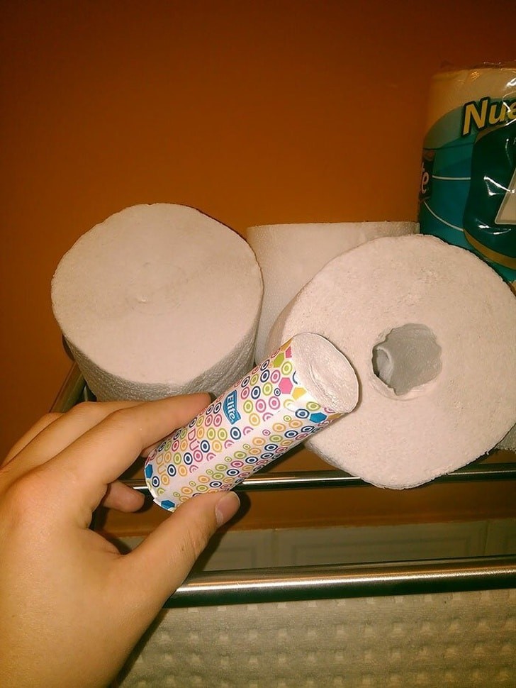 13. Diese Toilettenpapierrollen enthalten eine kleinere Rolle, die in der Tasche mitgeführt werden kann