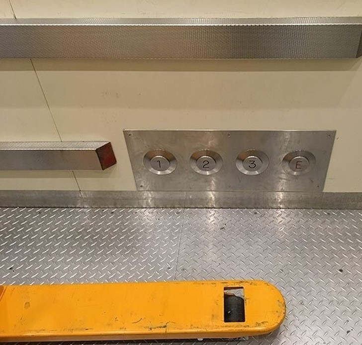 14. Dieser Aufzug hat Knöpfe auf dem Boden, so dass man sie mit den Füßen und nicht mit den Händen berühren kann