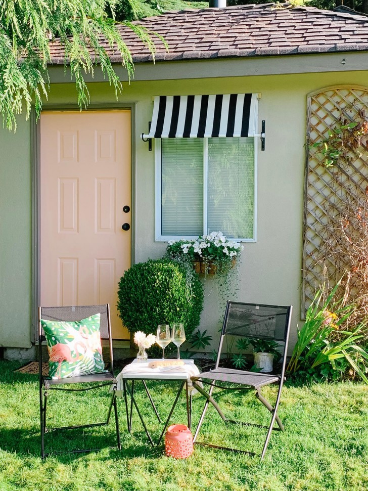 6. Anche se non c'è spazio o modo di allestire un salotto completo, un tavolino con sedie dà subito l'occasione di bere un caffè in giardino appena c'è un po' di sole