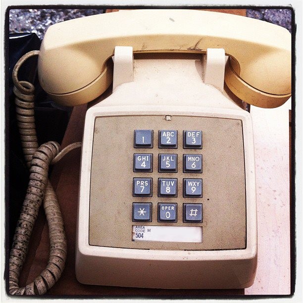 2. Il classico telefono col cavo a spirale e tastiera: nessun display, nessun touchscreen, solo una rubrica con su scritti i numeri più importanti