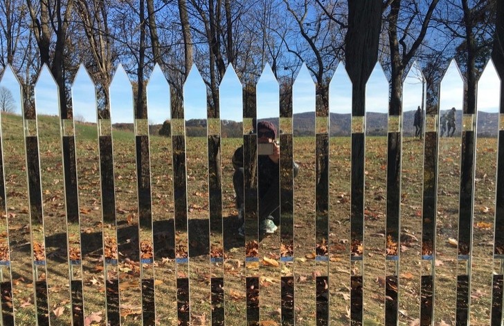 Oui, c'est une clôture transparente très rare !
