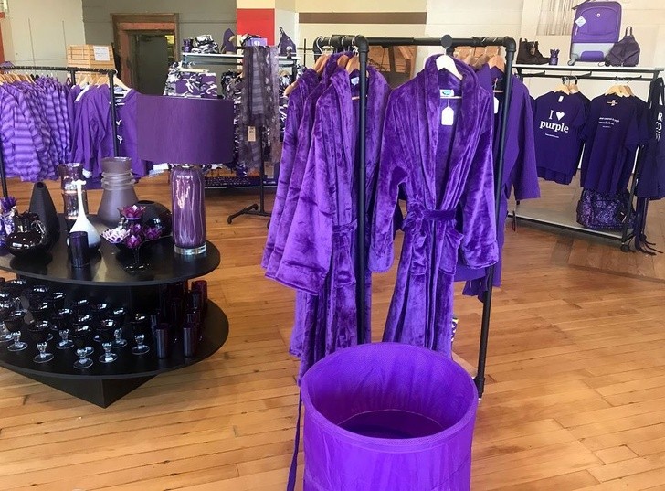 1. Dieses ganz besondere Geschäft verkauft nur violette Kleidung!
