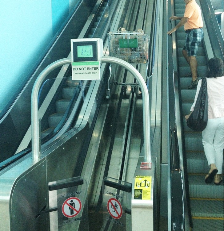 4. Dans ce supermarché, les clients ont à leur disposition un escalator spécial pour leurs caddies