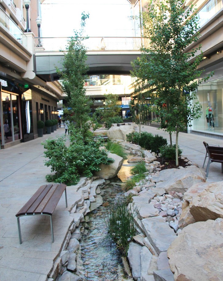 6. À Salt Lake City, un véritable ruisseau traverse un grand centre commercial