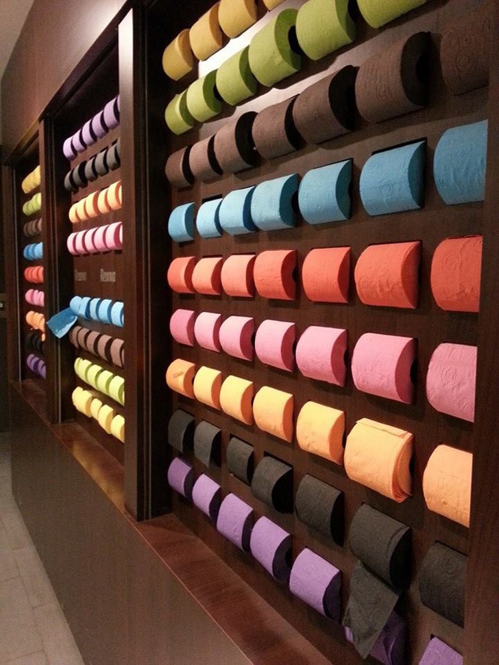 7. À Paris, vous pouvez entrer dans une boutique qui vend du papier toilette coloré de toutes les teintes possibles et imaginables