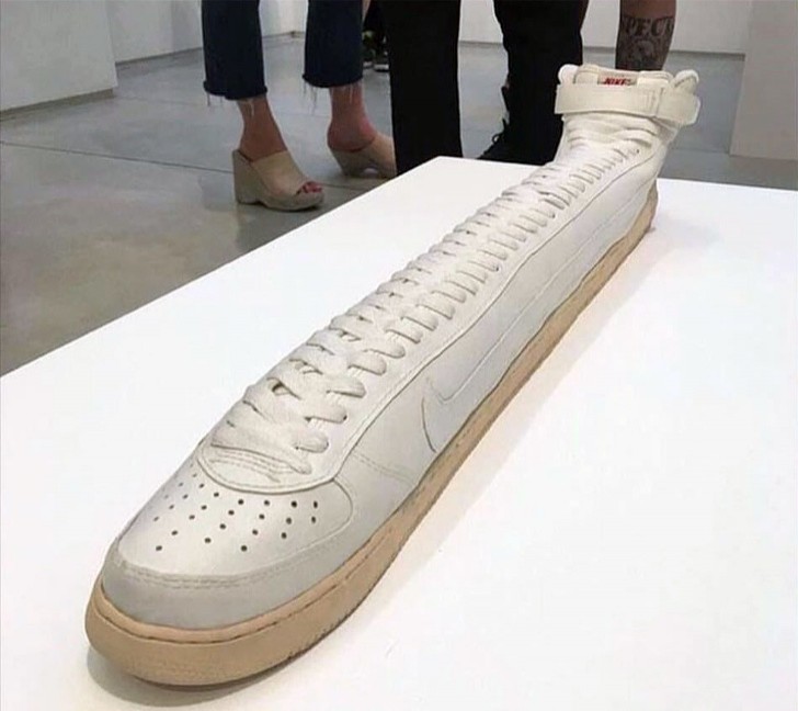 3. Chissà a chi è destinata questa lunghissima scarpa da ginnastica creata dallo Studio artistico Dufala Brothers...