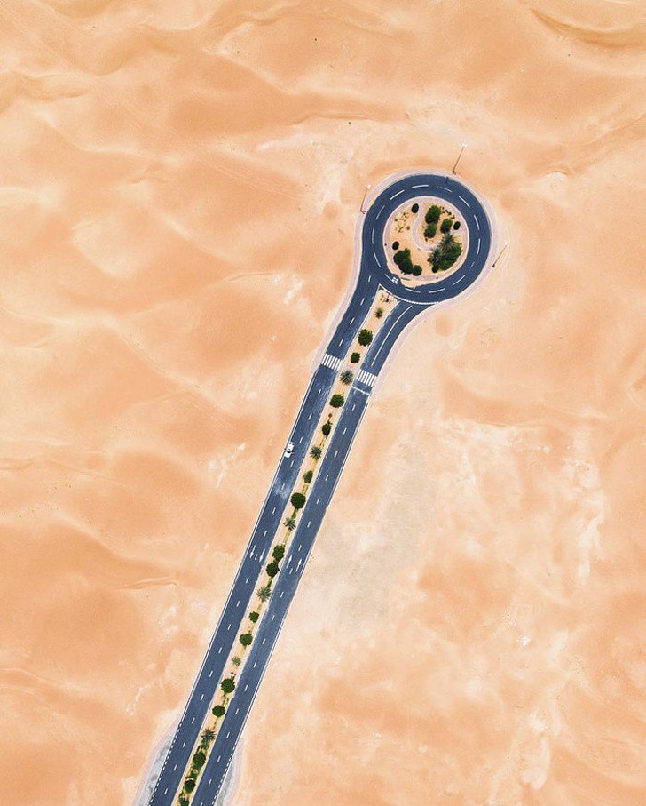 5. Een weg met een rotonde... middenin de woestijn: van bovenaf gezien is het bijzonder suggestief