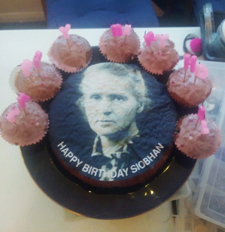 10. Avevo chiesto ai miei colleghi una torta di compleanno con Mariah Carey: hanno frainteso e ci hanno messo sopra Marie Curie...