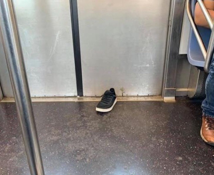 3. Un viaggiatore molto sfortunato: ha perso la sua scarpa proprio mentre le porte della metropolitana si stavano chiudendo