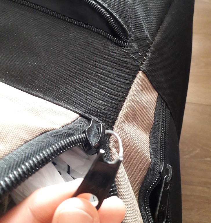 4. La cerniera della mia borsa si è rotta proprio qualche minuto prima della partenza...