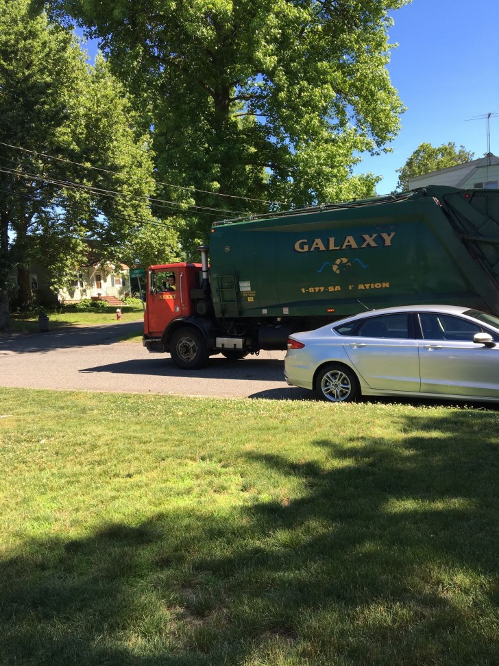 The husband left cold drinks in the street for the garbage collectors: when he dies, the wife continues the generosity - 1