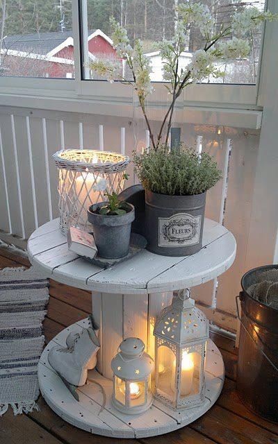 1. Un classico ispirato allo stile shabby-chic: bobina dipinta in bianco e accessori ad effetto