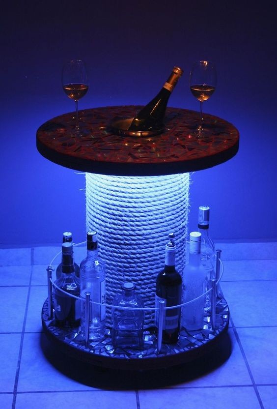 13. Una soluzione davvero avanzata e scenografica: porta-bottiglie, luci soffuse, corda e scomparti