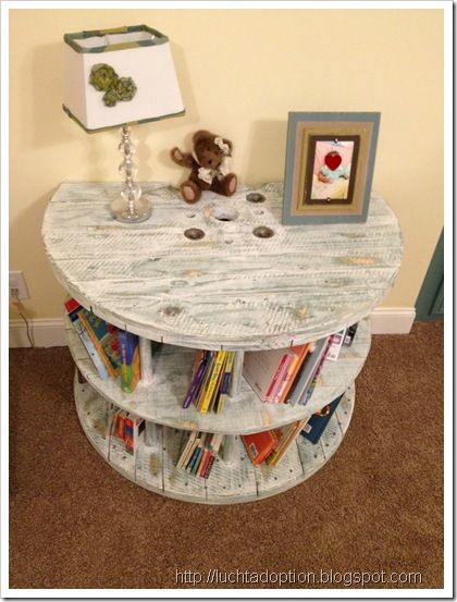 8. Qui le bobine sono state tagliate a metà, trattate e integrate con gli "scaffali": il risultato è una splendida libreria