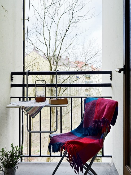 9.Non lasciatevi scoraggiare se il balcone è davvero piccolo: anche solo una sedia e un mini tavolino lo renderanno più vivibile