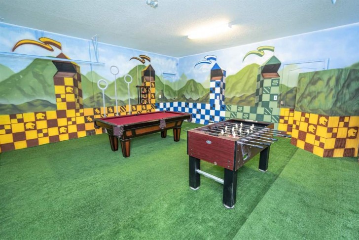 Regardez, il y a même une petite salle de jeu inspirée du célèbre Quidditch !