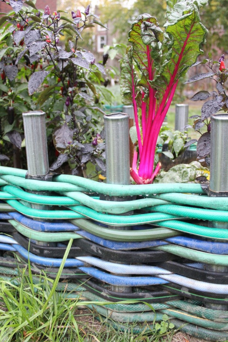 4. Se volete abbellire o completare una staccionata, i tubi da giardino posso essere la giusta scelta di riciclo creativo!