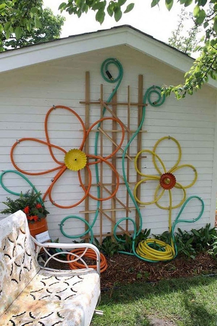 6. Usando tubi di vari colori, potrete creare delle simpatiche decorazioni da esterno per le pareti delle vostre strutture