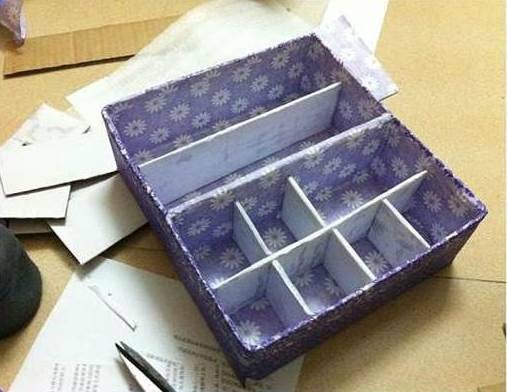 3. Ritagliate rettangoli di cartone da usare per dividere l'interno delle scatole in riquadri delle misure desiderate