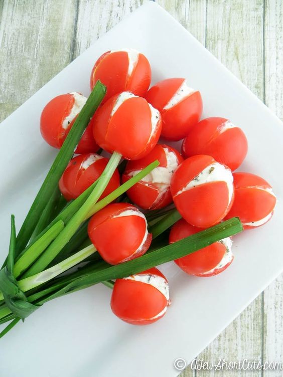 Des "tulipes" farcies de tomates et d'oignons de printemps... un régal !