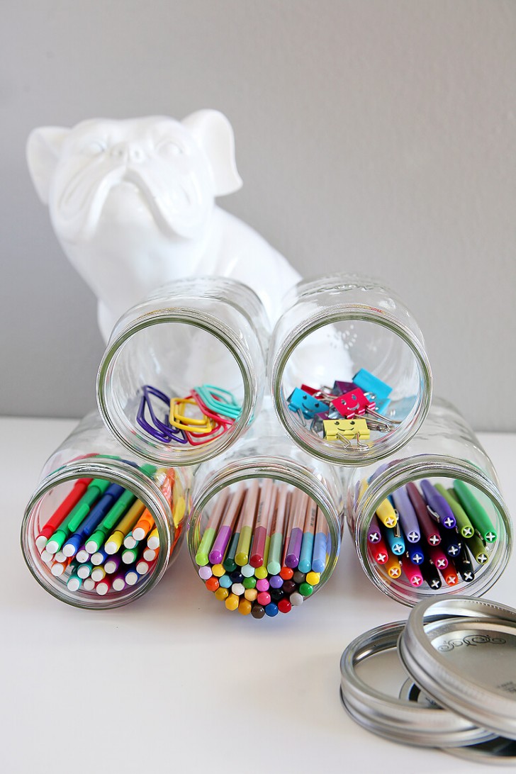 11. Basta qualche barattolo di vetro da incollare tra loro ed ecco che si può realizzare un porta penne, matite e gomme!