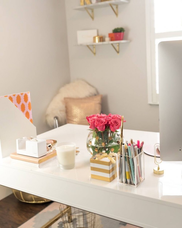 5. Una scrivania semplice e pulita, con pochi elementi essenziali ben definiti