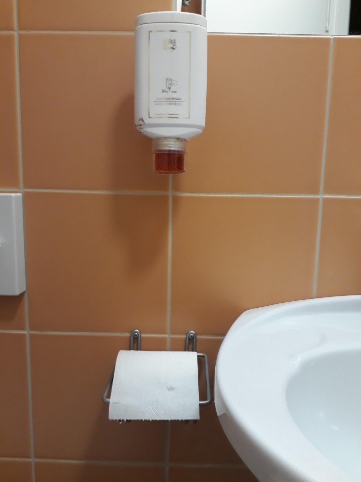 6. Anche questo dispenser per il sapone è nella posizione sbagliata: quando si utilizza, si bagna la carta igienica