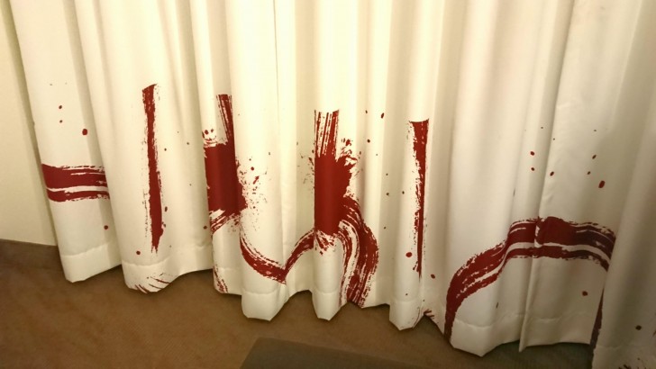 9. Un coloriage "relaxant" sur les rideaux de la chambre d'hôtel... Mieux vaut ne pas savoir ce qui se cache derrière...