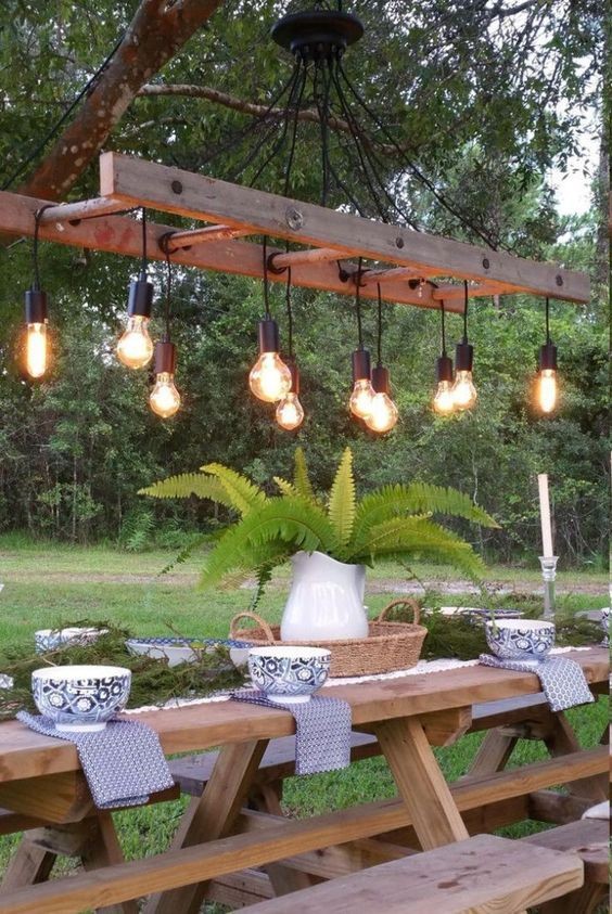 6. Questa idea viene spesso usata per dei lampadari da interno, ma funziona anche in giardino!