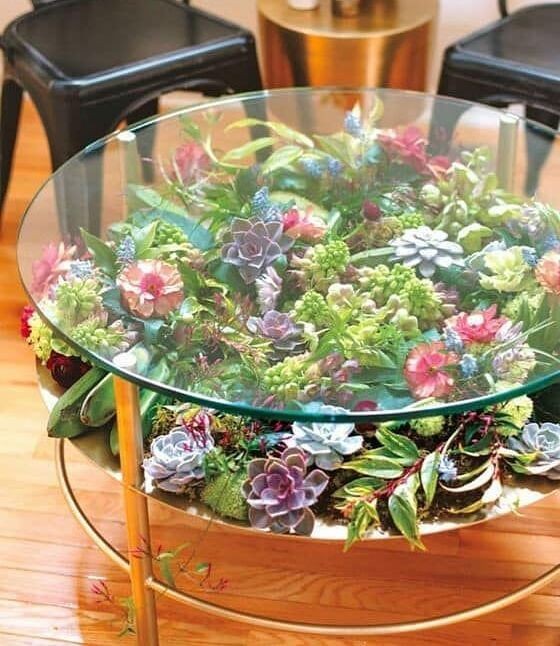 1. Un tavolino fatto con una grande ciotola o un vaso sormontato da un ripiano di vetro