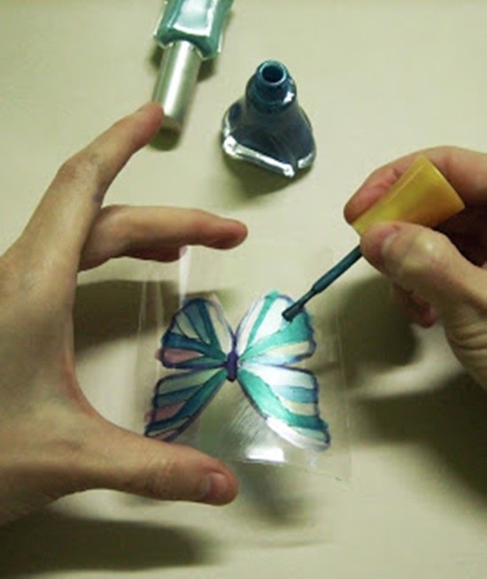 4. Dipingete le varie parti delle ali con lo smalto