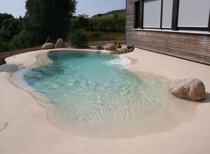 Piscinas de Arena Natursand est une entreprise espagnole qui installe une mini plage avec sable et piscine d'eau dans votre jardin