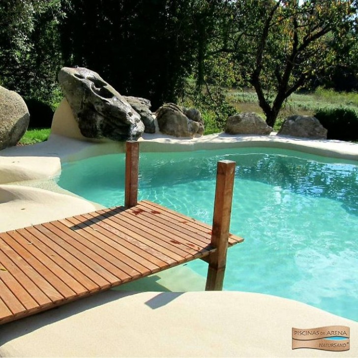 De zwembaden van Natusand zijn gemaakt van een speciaal betonmengsel met een nogal compact zand