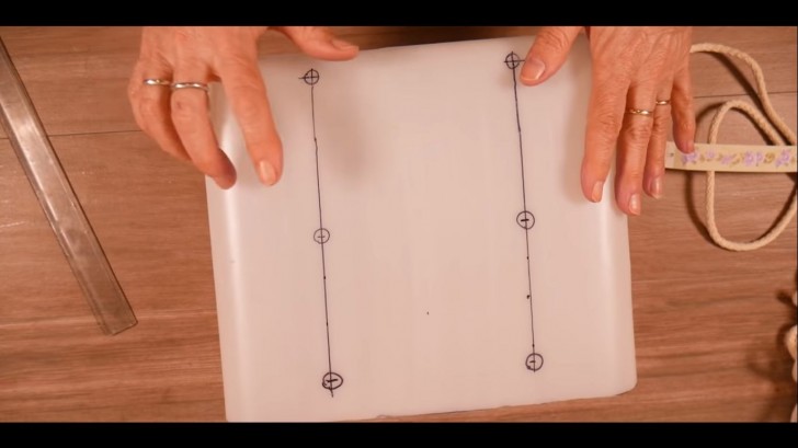 4. Con un righello individuate le altre due coppie di buchi che siano sempre alla stessa altezza tra loro (su entrambi i lati)