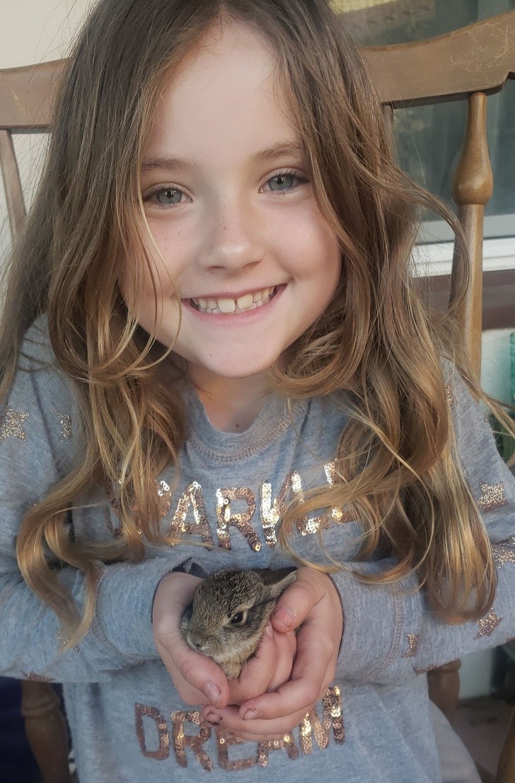 10. Min dotters leende när hon räddade den här kaninen. Det är välgörande att vara vänlig!