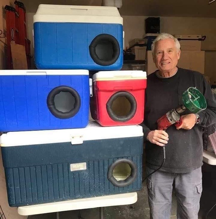 5. Deze man recycled oude draagbare koelkasten en transformeert ze in schuilplaatsen voor zwerfkatten: zo blijven ze in de winter warm!