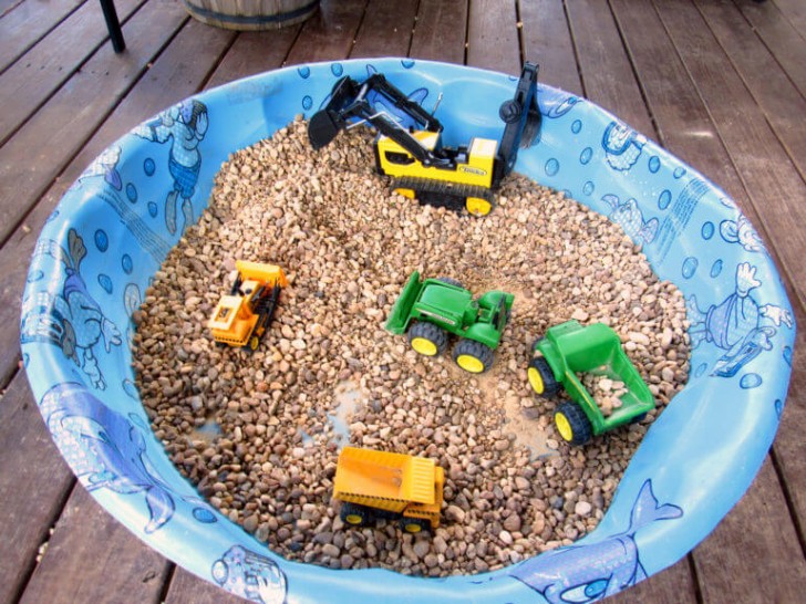 Predente un grande vaso e riempitelo di terra o sabbia: vostro figlio si divertirà un mondo a creare contesti e situazioni di gioco con macchine e veicoli in miniatura