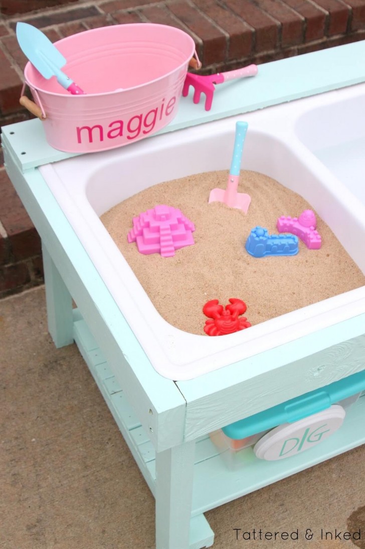 Un divertimento senza fine anche per le bambine: adoreranno giocare con i loro giocattoli preferiti nella sabbia!
