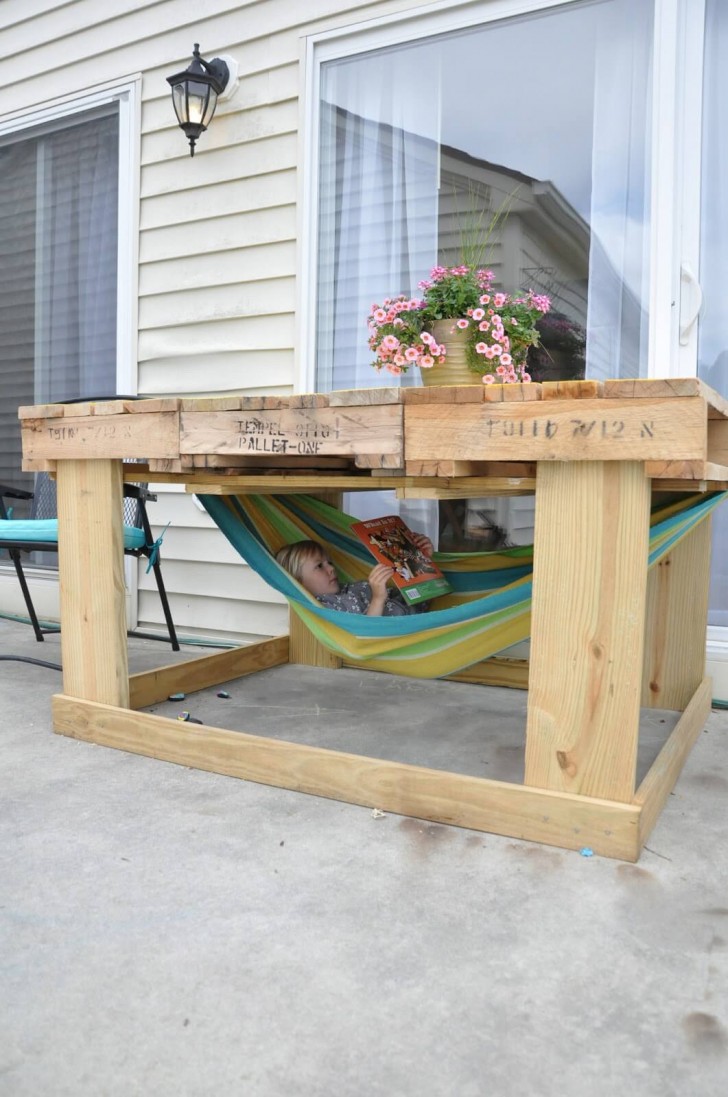 Un comodo tavolino di legno che in basso si può trasformare in piccola amaca per i vostri figlioletti