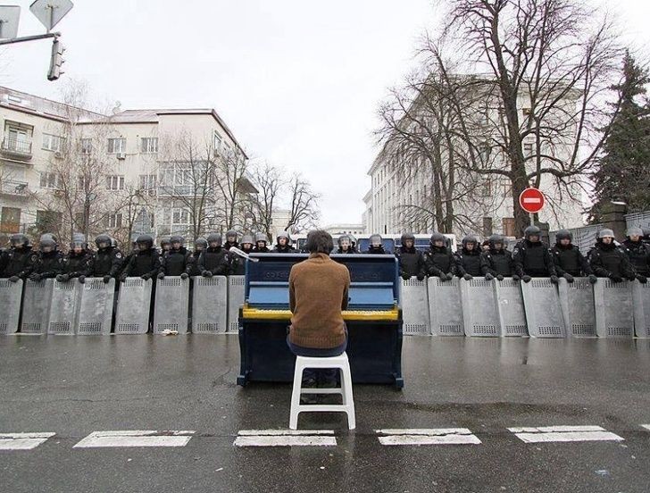 Markiyan Matsekh playing the piano during the revolution in Ukraine