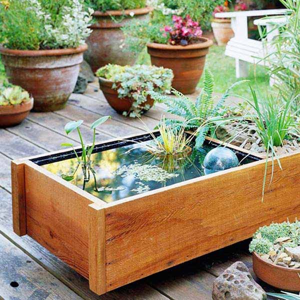 Se avete tempo e creatività, vi consigliamo anche di usare vecchi bancali di legno per renderli eleganti vasi per piante acquatiche