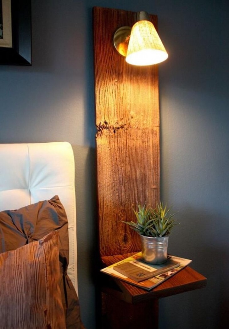 Aimez-vous l'essentiel ? Voici une table de chevet entièrement en bois, avec un point lumineux intégré pour ne pas prendre de place sur l'étagère